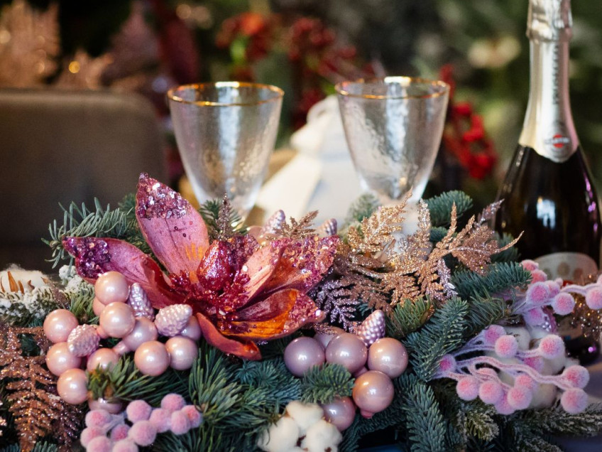 Как украсить дом к Новому году с помощью цветов: идеи для декора